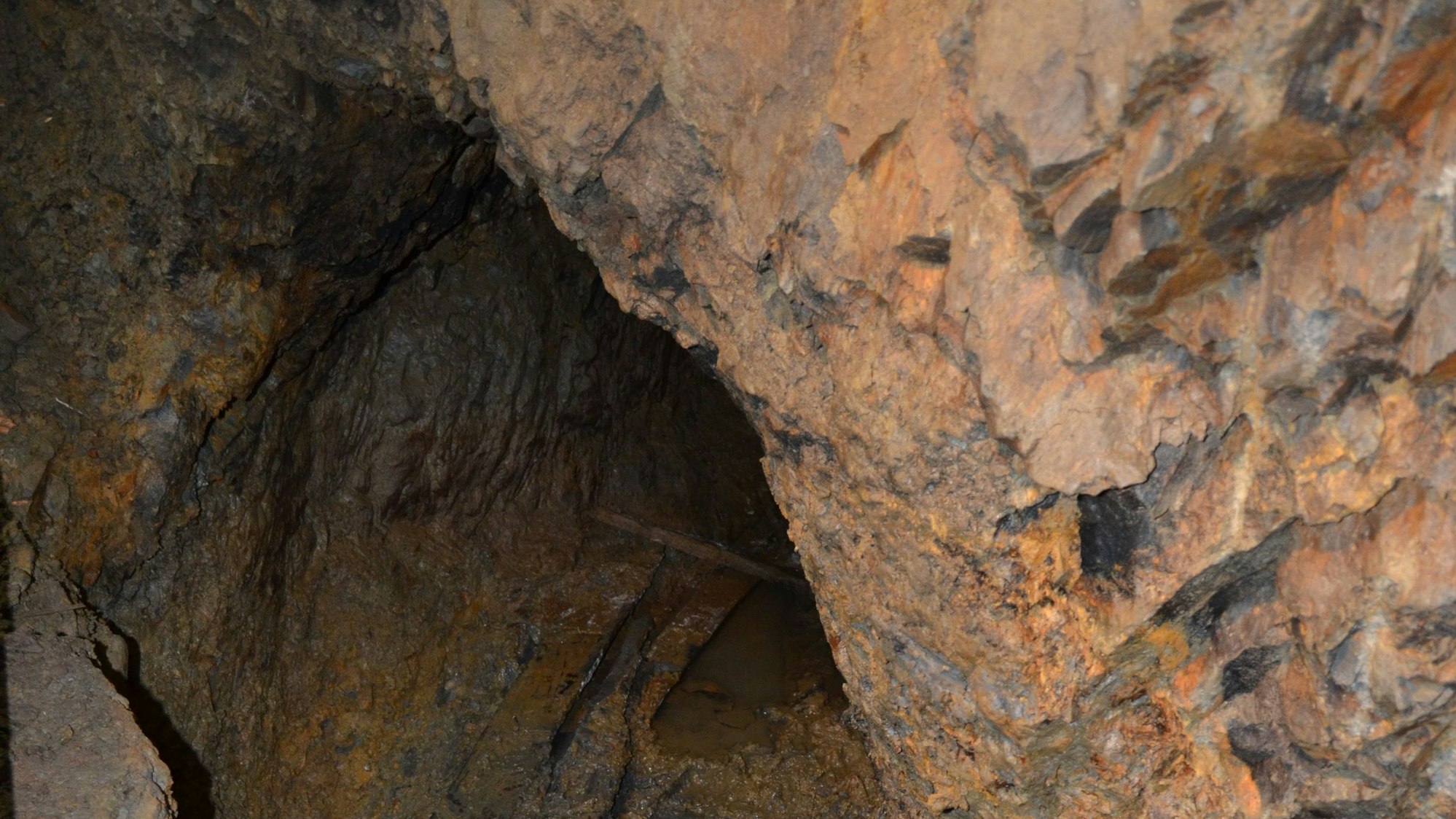 Blick in einen freigelegten Stollen der Grube Silberhardt in Windeck.