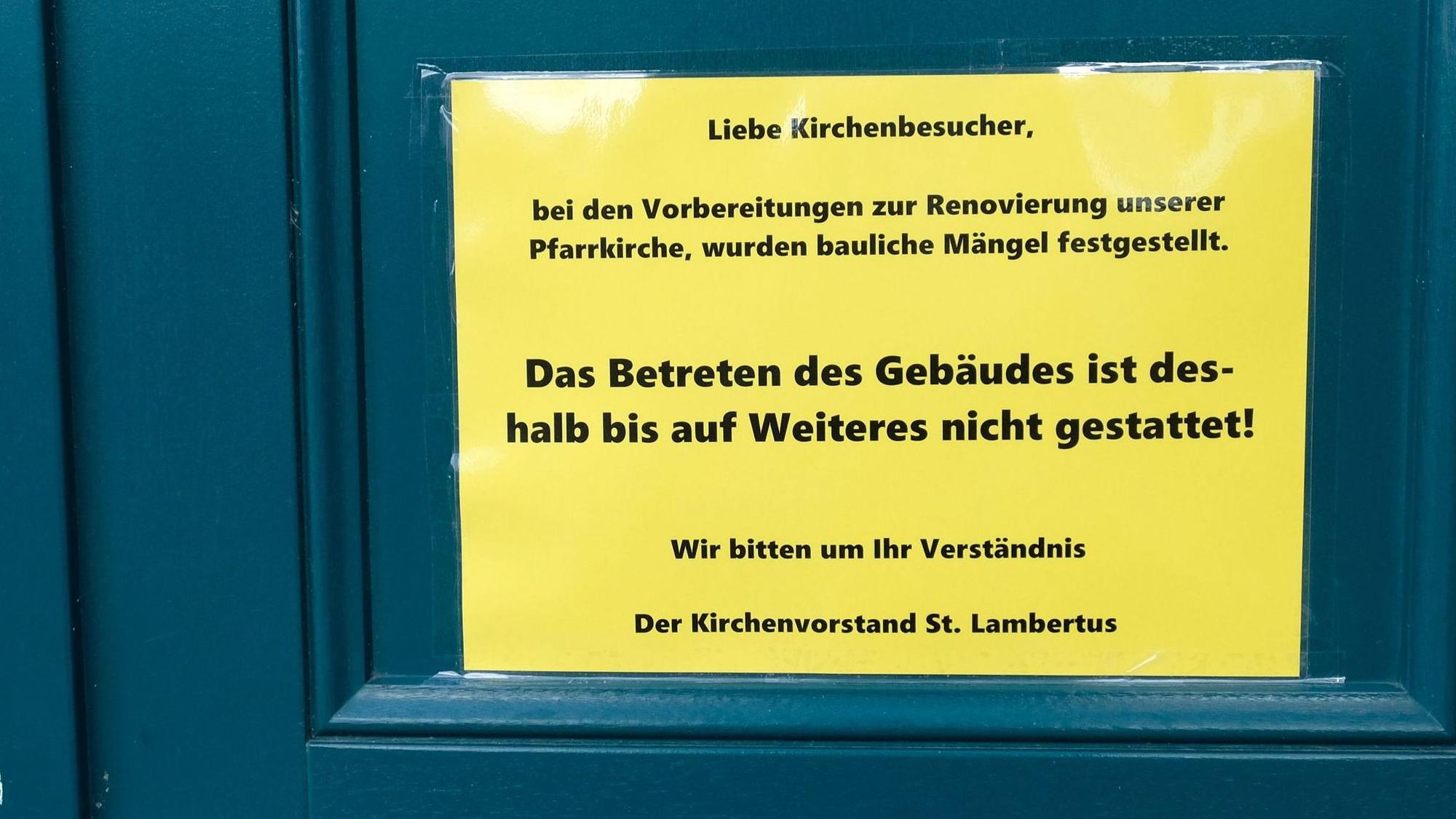 Aushang an der Tür der Pfarrkirche St. Lambertus in Mechernich-Holzheim.