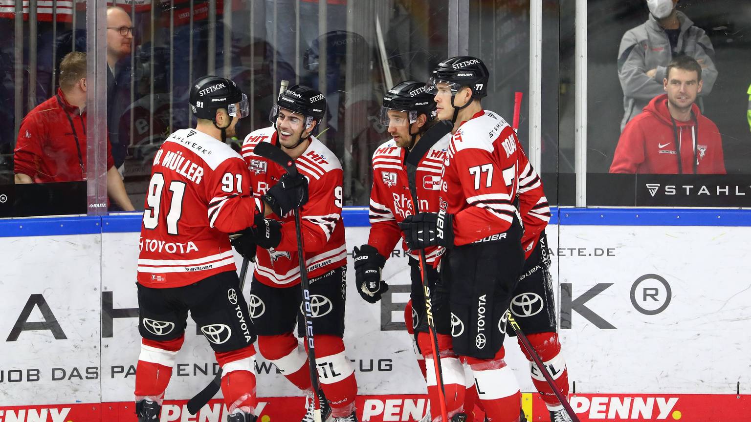 Spieler der Kölner Haie feiern das Tor zum 3:2 gegen Augsburg durch Maximilian Kammerer. Neben ihm stehen (von links): Moritz Mueller, Andreas Thuresson, Alexander Roach.