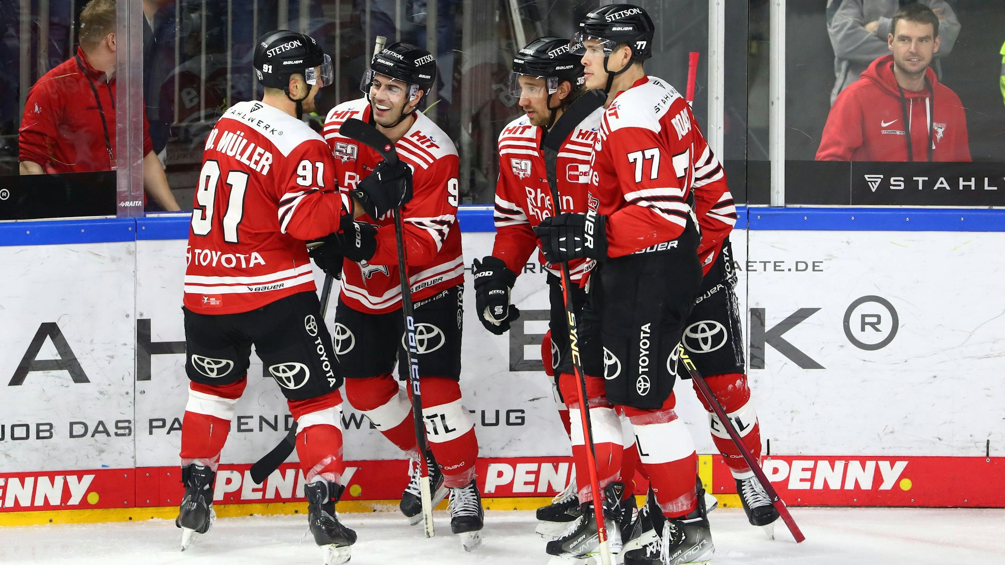 Spieler der Kölner Haie feiern das Tor zum 3:2 gegen Augsburg durch Maximilian Kammerer. Neben ihm stehen (von links): Moritz Mueller, Andreas Thuresson, Alexander Roach.