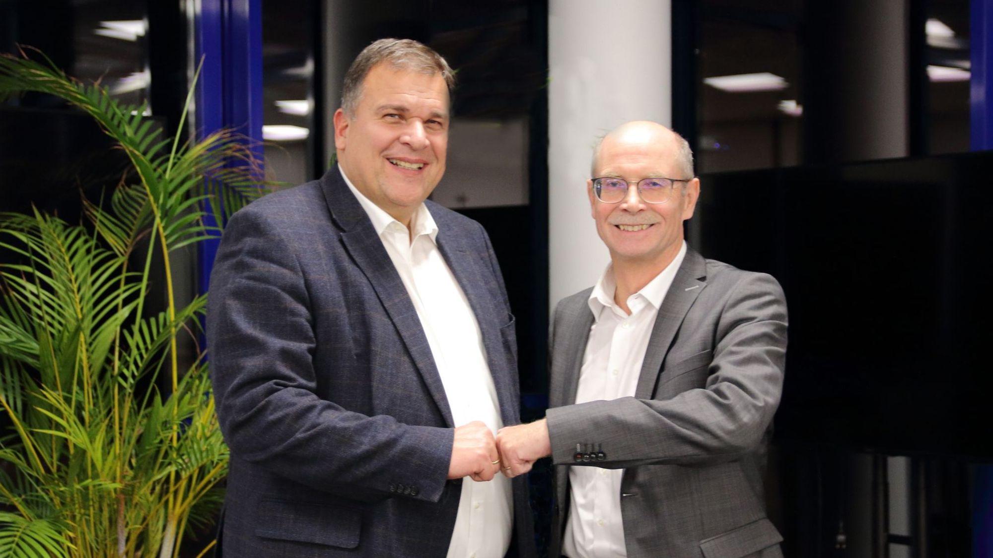 Thomas Gäde und Dieter Kesper (r.) freuen sich über den geglückten Zusammenschluss
ihrer beiden Organisation zur gemeinsam Stiftung der Cellitinnen