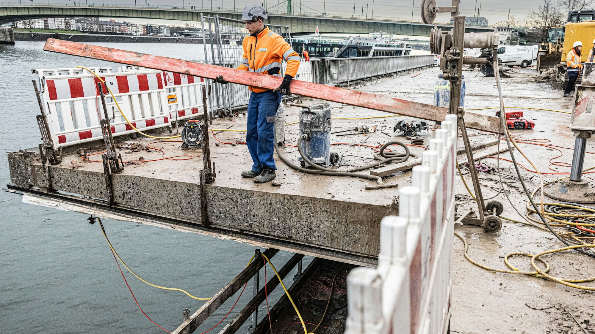 Die Kragplatte ragt fünf Meter über die Kaimauer hinaus und schwebt wie ein Balkon über dem Rhein.