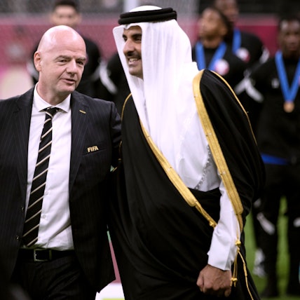 Fifa-Präsident Gianni Infantino spricht mit dem Emir von Katar.