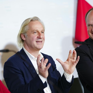 21.12.2022, Österreich, Wien: Andrea Mayer (l), Kunst-und Kulturstaatssekretärin in Österreich, Stefan Bachmann (M), designierter Burgtheater-Direktor, und Christian Kircher, Geschäftsführer Bundestheater-Holding, sprechen während einer Pressekonferenz zur Bekanntgabe der neuen Burgtheater-Direktion ab Saison 2024/25. Der Intendant des Schauspiels Köln, Stefan Bachmann, wechselt 2024 an die Spitze des Wiener Burgtheaters. Foto: Eva Manhart/APA/dpa +++ dpa-Bildfunk +++