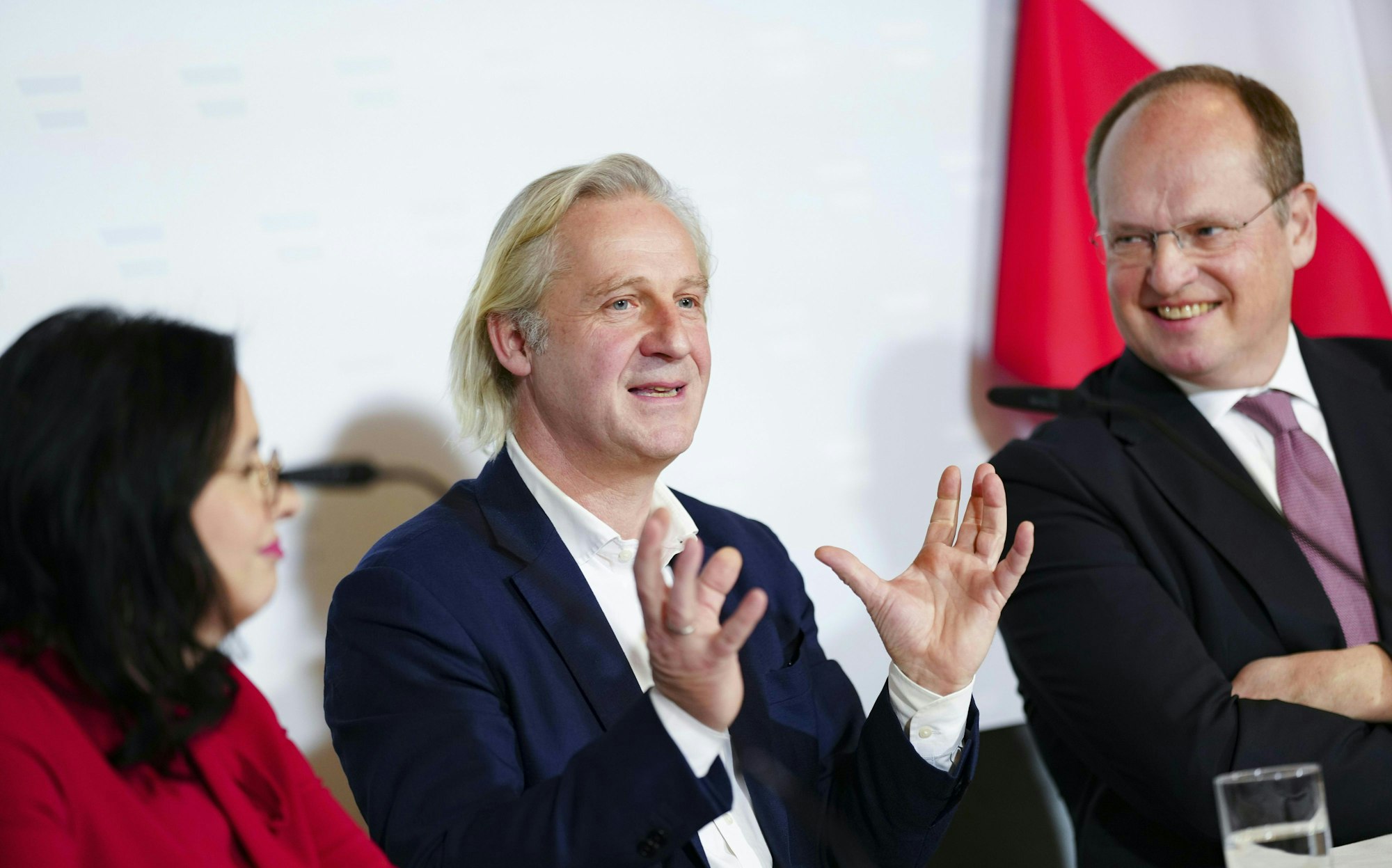 21.12.2022, Österreich, Wien: Andrea Mayer (l), Kunst-und Kulturstaatssekretärin in Österreich, Stefan Bachmann (M), designierter Burgtheater-Direktor, und Christian Kircher, Geschäftsführer Bundestheater-Holding, sprechen während einer Pressekonferenz zur Bekanntgabe der neuen Burgtheater-Direktion ab Saison 2024/25. Der Intendant des Schauspiels Köln, Stefan Bachmann, wechselt 2024 an die Spitze des Wiener Burgtheaters. Foto: Eva Manhart/APA/dpa +++ dpa-Bildfunk +++