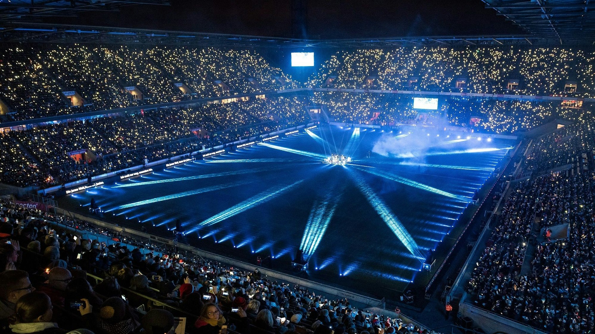 Loss mer Weihnachtsleeder singe im Stadion