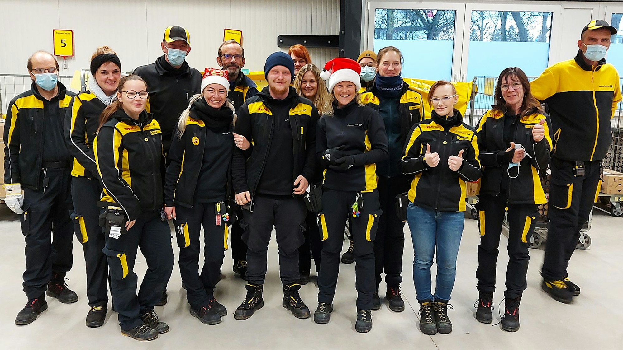 Das Foto zeigt das Team des Zustellstützpunktes Blankenheim in schwarz-gelber Montur der Post.