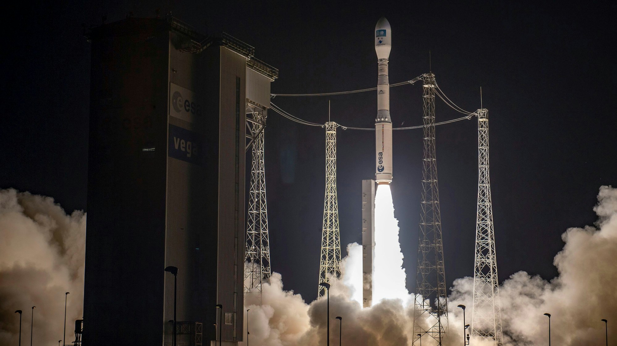 Die Vega-C-Rakete beim Abheben von ihrer Startrampe auf dem Weltraumbahnhof Kourou in Französisch-Guayana.