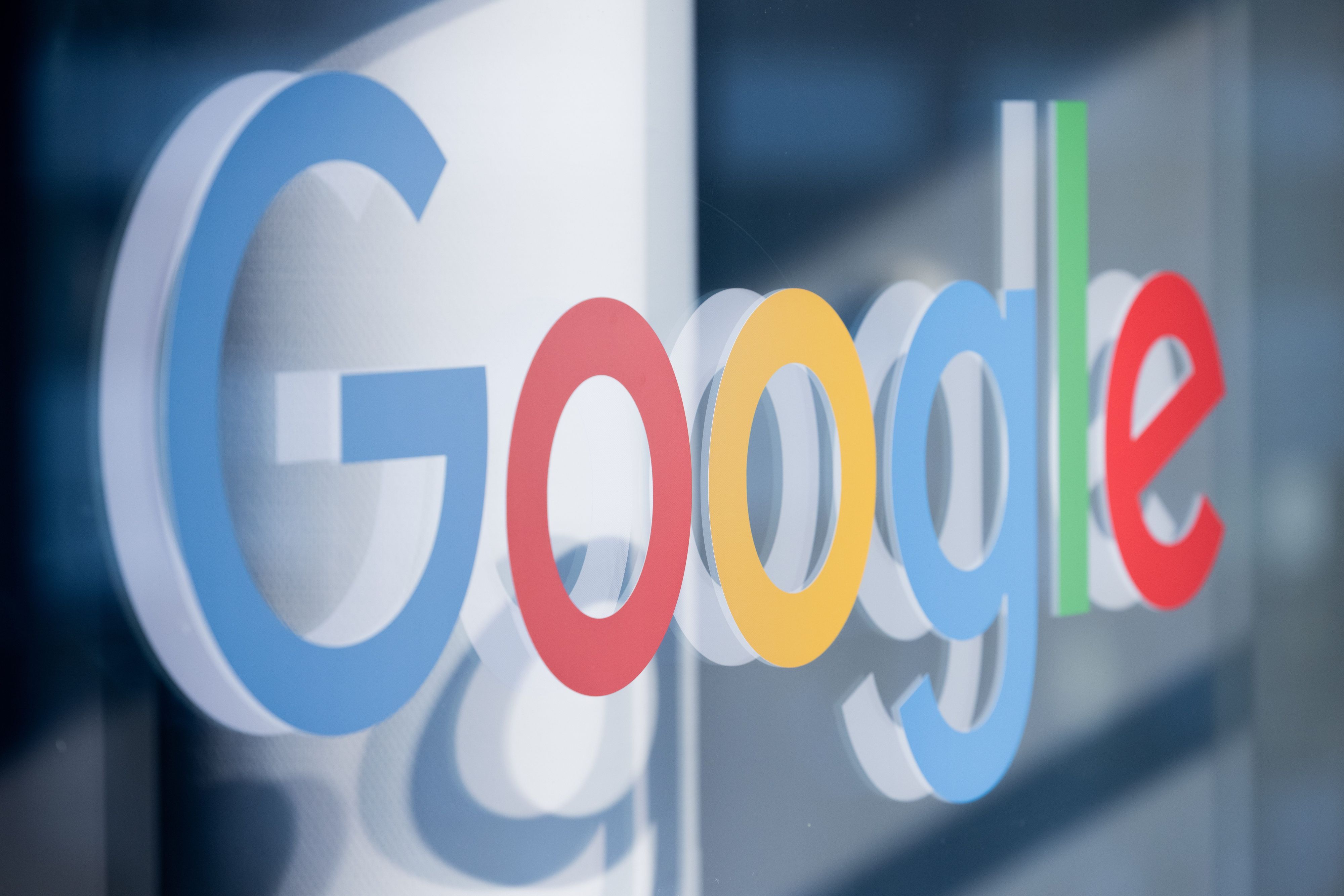 Ein Schriftzug mit dem Logo von Google klebt im Pressezentrum der Koelnmesse auf einer Glasscheibe.