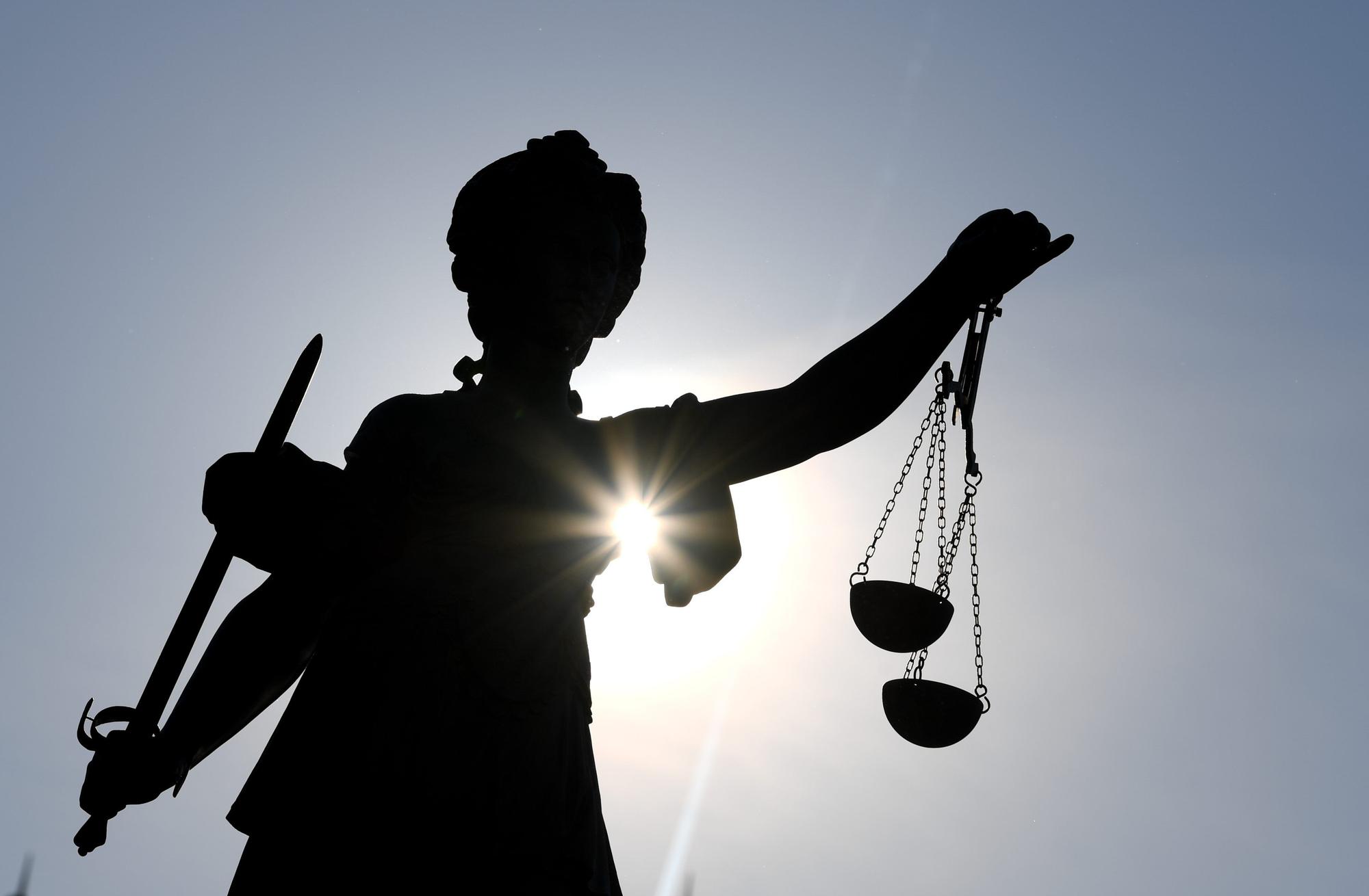 Die Statue der Justitia mit einer Waage und einem Schwert.