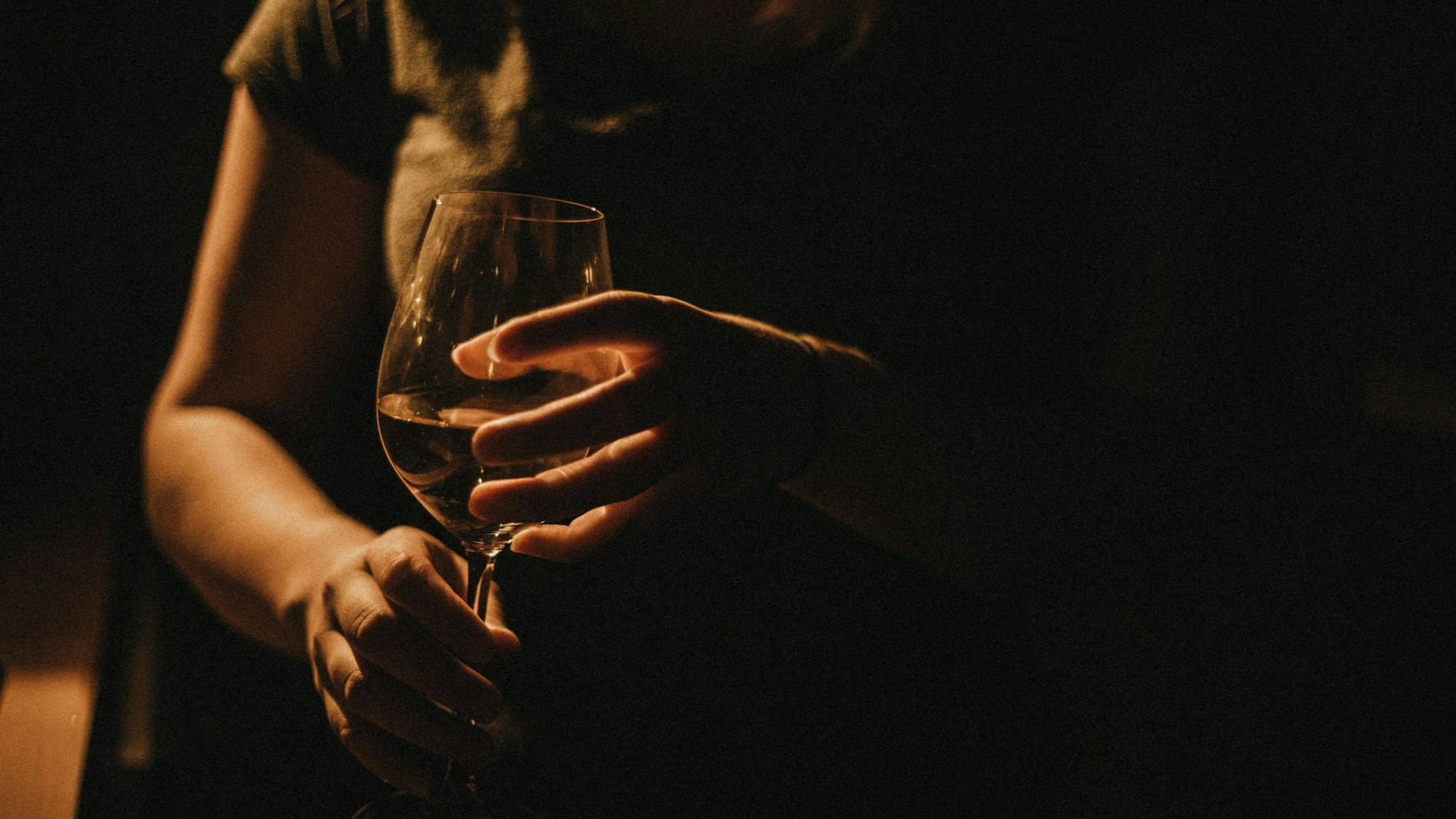 Eine Frau trinkt Wein zuhause.