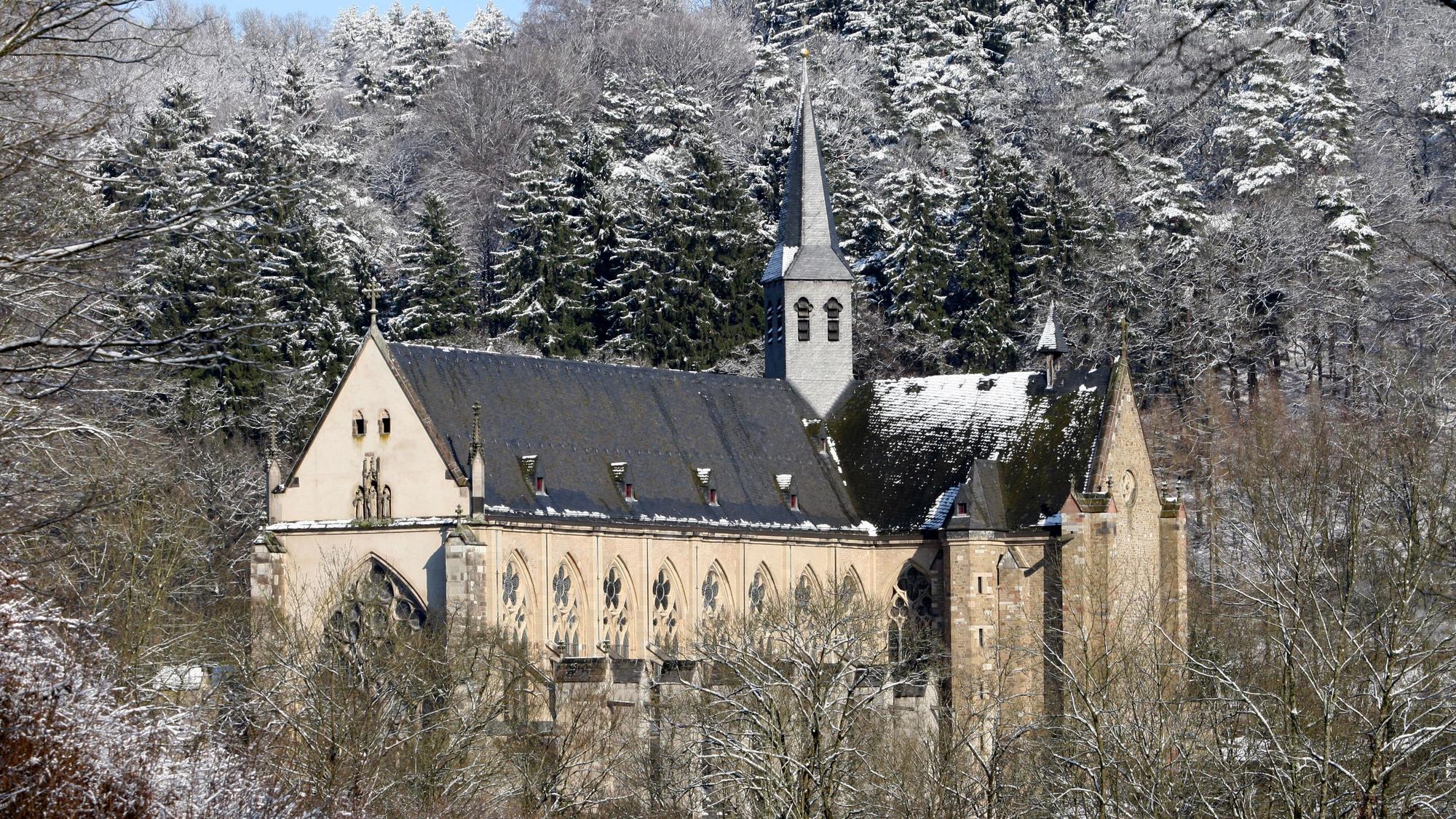 Die Bäume um den Altenberger Dom herum sind verschneit.