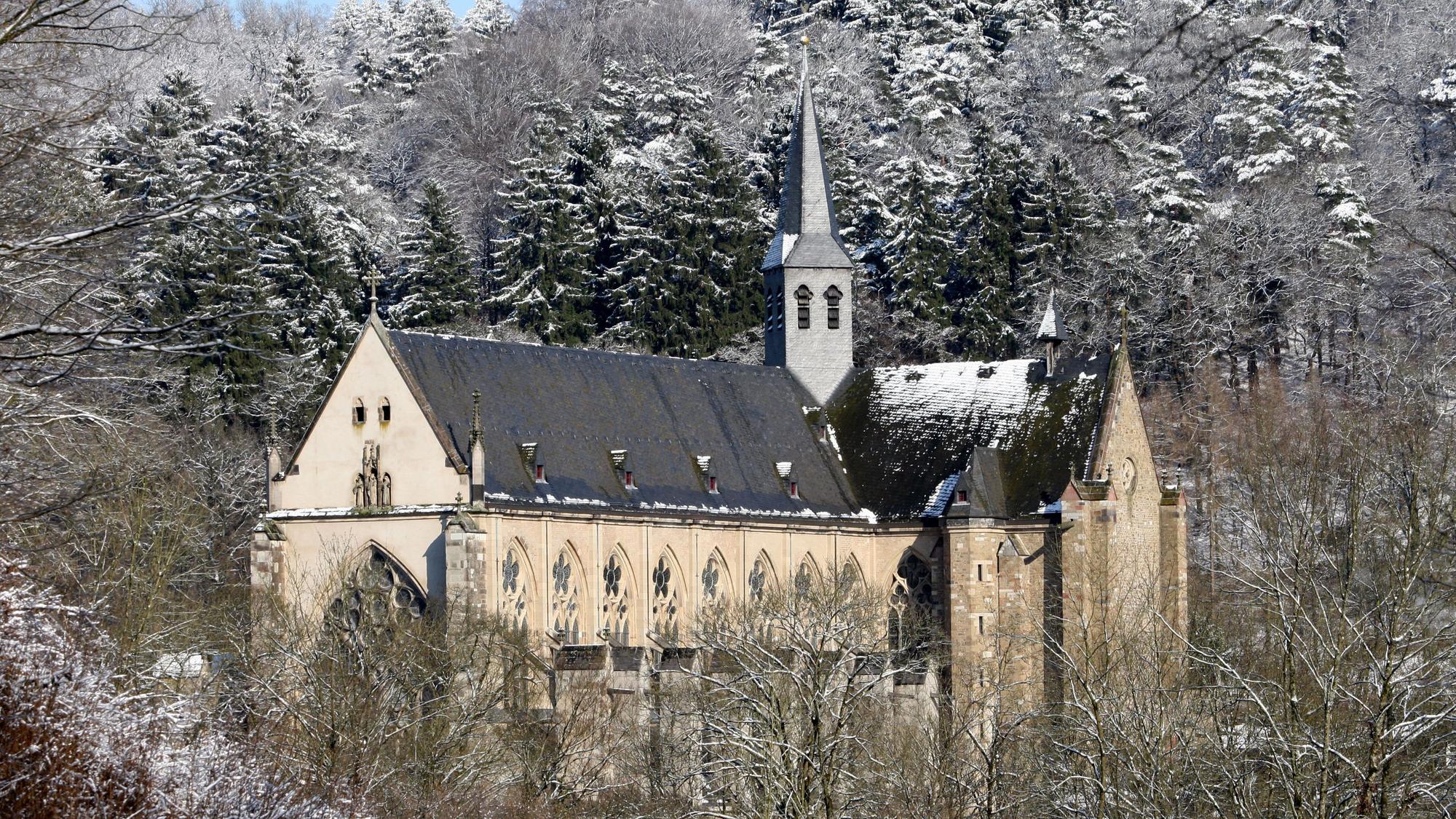 Die Bäume um den Altenberger Dom herum sind verschneit.