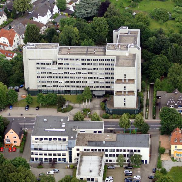Luftbild des AOK-Gebäudes an der Bensberger Straße in Bergisch Gladbach.