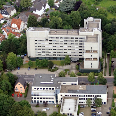 Luftbild des AOK-Gebäudes an der Bensberger Straße in Bergisch Gladbach.