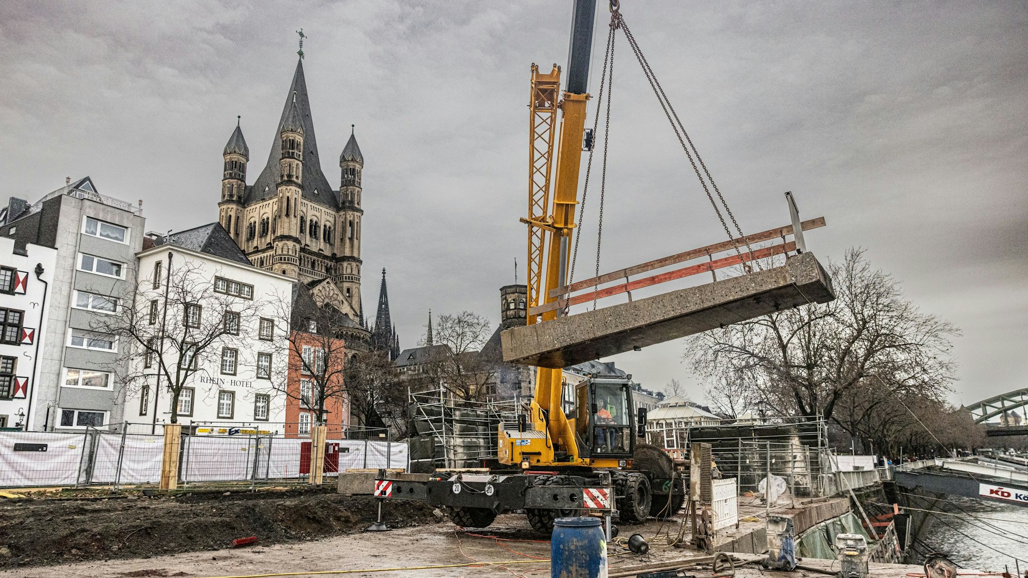 Ein frisch abgesägtes, knapp zehn Tonnen schweres Stück der alten Kragplatte wird per Kran in den Rheingarten gehoben.