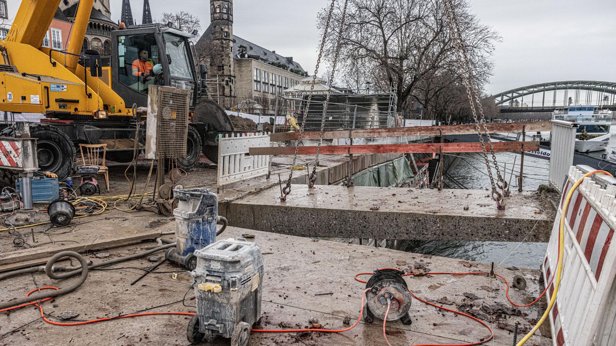 Während des Sägevorgangs wird das abzutrennende Teil an Ketten von einem Kran gehalten, damit es nicht in den Rhein fällt.
