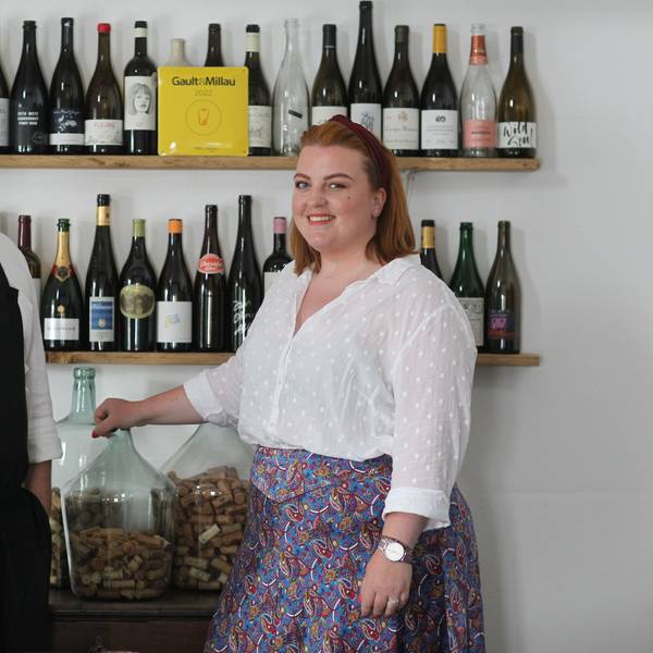 Daniel und Stephanie Lengsfeld aus dem Gasthaus Scheiderhöhe vor einer wand mit erlesenen Weinen.
