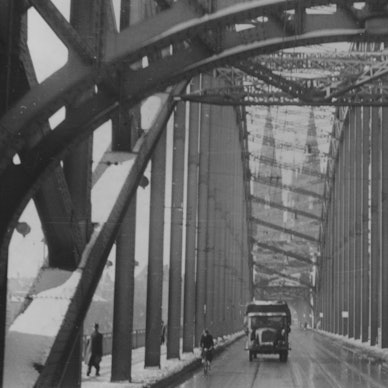 Ein schwarz-weißes Foto zeigt eine Brücke vor dem Kölner Dom