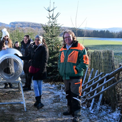Der Weihnachtsbaumverkauf ist echte Familiensache, denn auch die Töchter und die Enkelkinder von Helene Schmidt (r.) helfen wie hier im Dezember 2022 an der Verkaufsstelle in Wald.