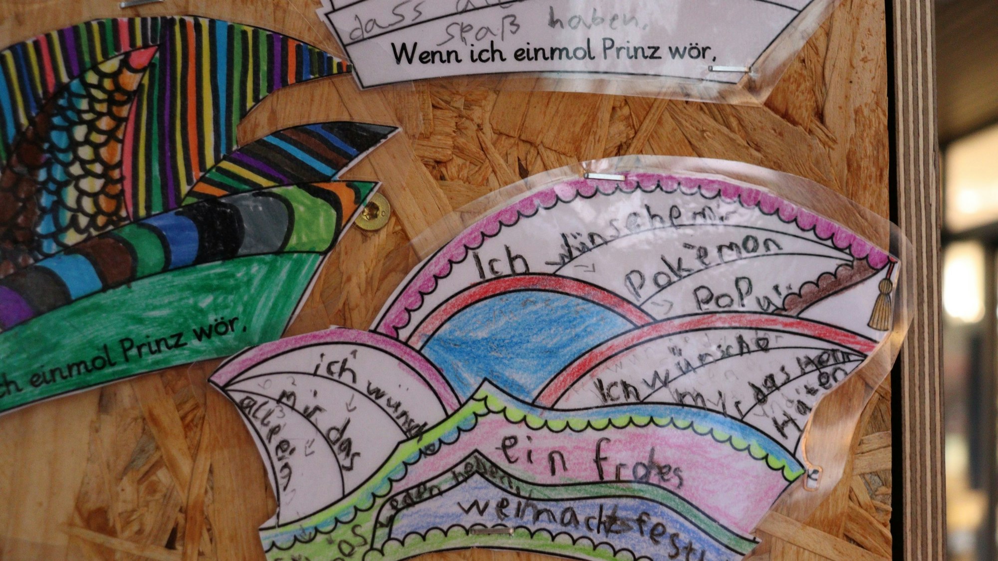 Bemalte und mit Wünschen beschriebene Kappen des Prinz Karneval