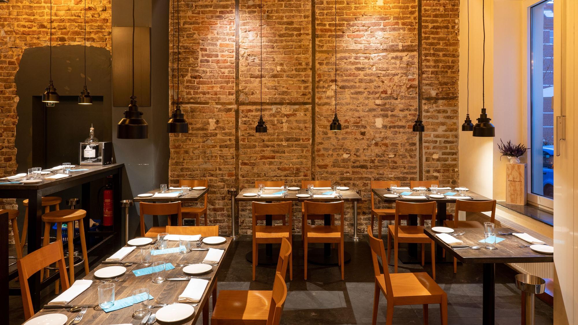 Tische und Stühle in einem Restaurant