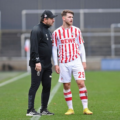 21.12.2022, Koeln, Deutschland, Franz-Kremer-Stadion, 1. FC Koeln vs. SV Meppen - Testspiel, Trainer Steffen Baumgart 1. FC Koeln spricht mit Jan Thielmann 1. FC Koeln Foto Ralf Treese Koeln Franz-Kremer-Stadion Nordrhein-Westfalen Deutschland *** 21 12 2022, Koeln, Germany, Franz Kremer Stadium, 1 FC Koeln vs SV Meppen test match, coach Steffen Baumgart 1 FC Koeln talks to Jan Thielmann 1 FC Koeln photo Ralf Treese Koeln Franz Kremer Stadium North Rhine Westphalia Germany PUBLICATIONxINxGERxSUIxAUTxONLY / 521_KOEMEP20221221_028 / Treese-521