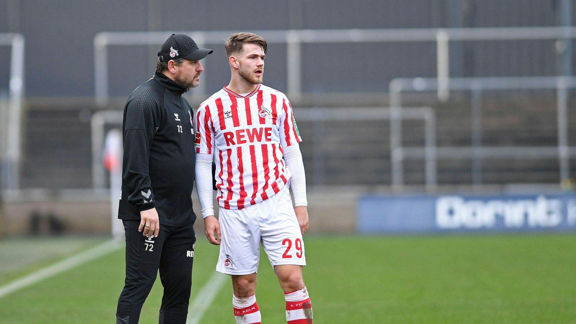 21.12.2022, Koeln, Deutschland, Franz-Kremer-Stadion, 1. FC Koeln vs. SV Meppen - Testspiel, Trainer Steffen Baumgart 1. FC Koeln spricht mit Jan Thielmann 1. FC Koeln Foto Ralf Treese Koeln Franz-Kremer-Stadion Nordrhein-Westfalen Deutschland *** 21 12 2022, Koeln, Germany, Franz Kremer Stadium, 1 FC Koeln vs SV Meppen test match, coach Steffen Baumgart 1 FC Koeln talks to Jan Thielmann 1 FC Koeln photo Ralf Treese Koeln Franz Kremer Stadium North Rhine Westphalia Germany PUBLICATIONxINxGERxSUIxAUTxONLY / 521_KOEMEP20221221_028 / Treese-521