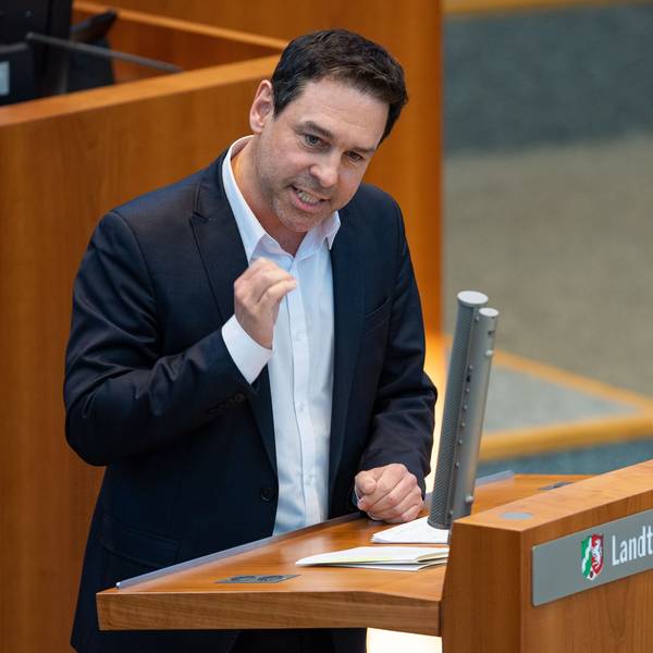 Arndt Klocke (Grüne) spricht während einer Debatte im nordrhein-westfälischen Landtag.
