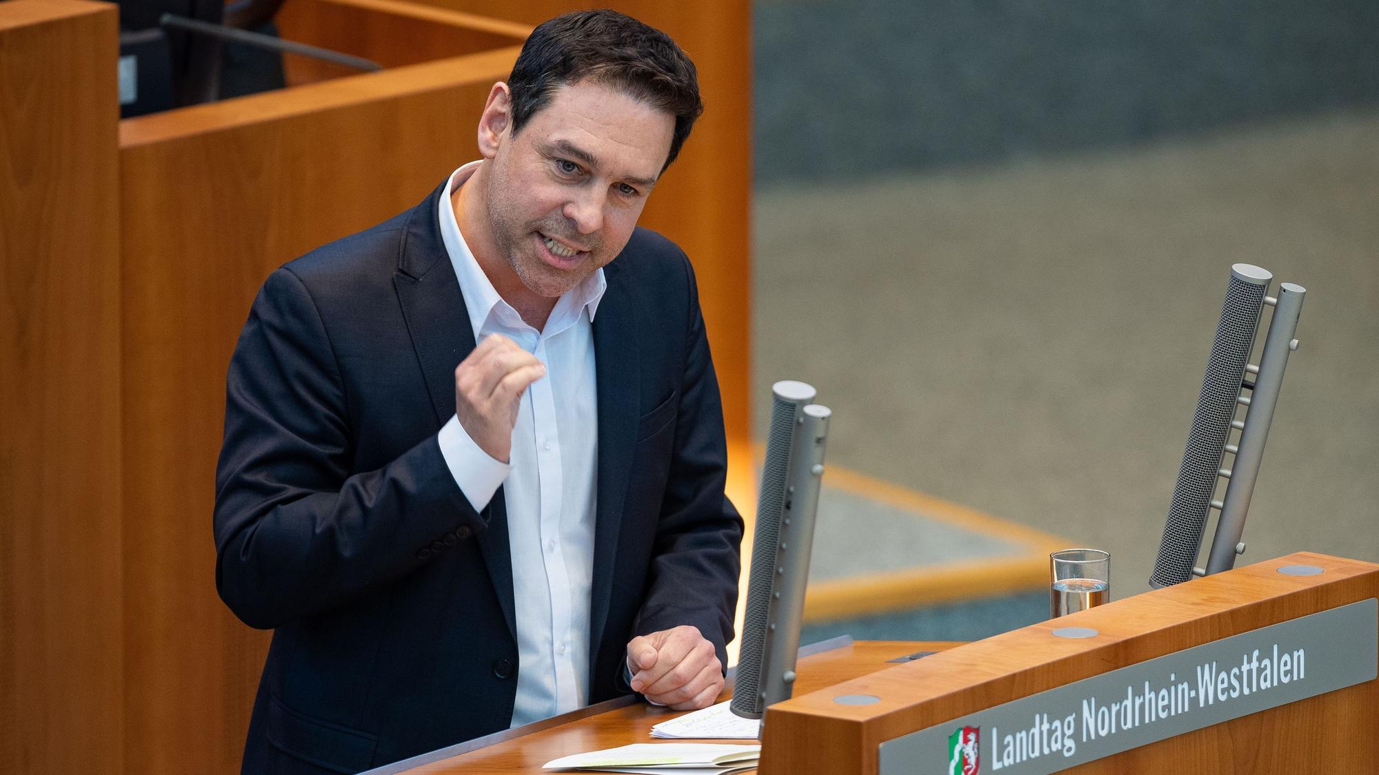 Arndt Klocke (Grüne) spricht während einer Debatte im nordrhein-westfälischen Landtag.
