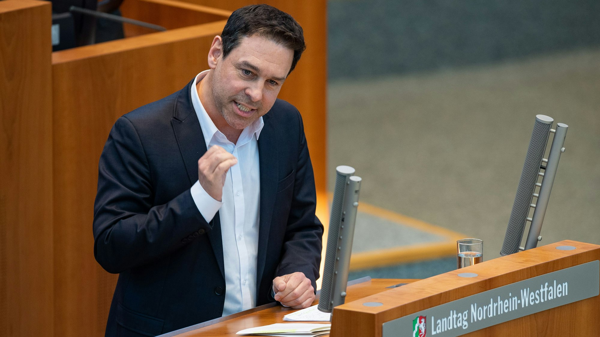Arndt Klocke (Grüne) spricht während einer Debatte im nordrhein-westfälischen Landtag.
