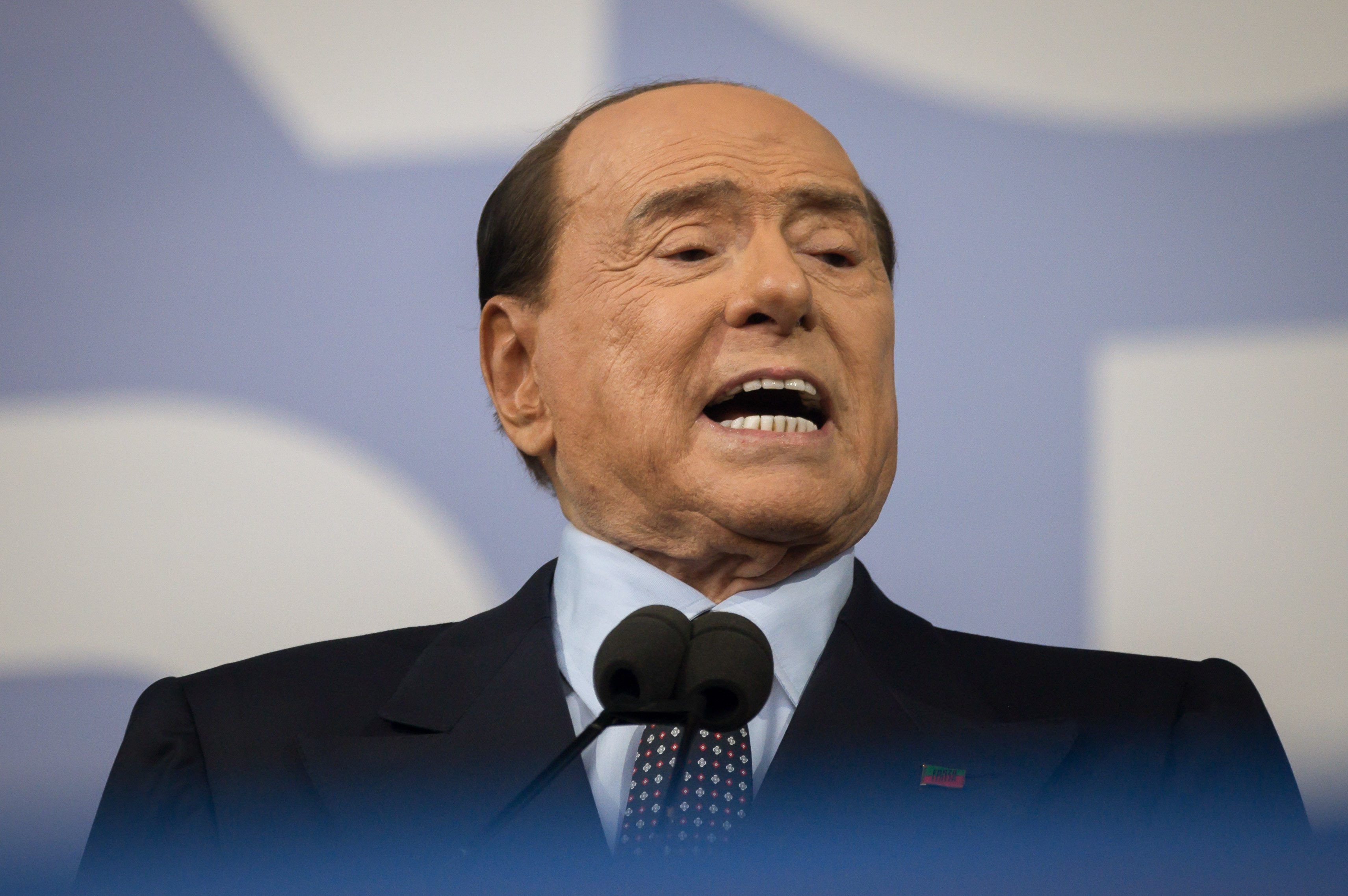 Silvio Berlusconi von Forza Italia (FI) spricht auf einer Kundgebung.