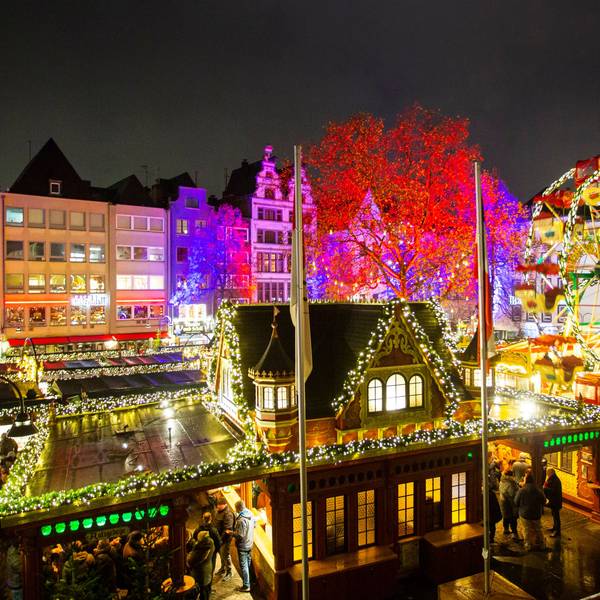 Hell erleuchtete Buden und ein Riesenrad für Kinder steht auf dem Alter Markt