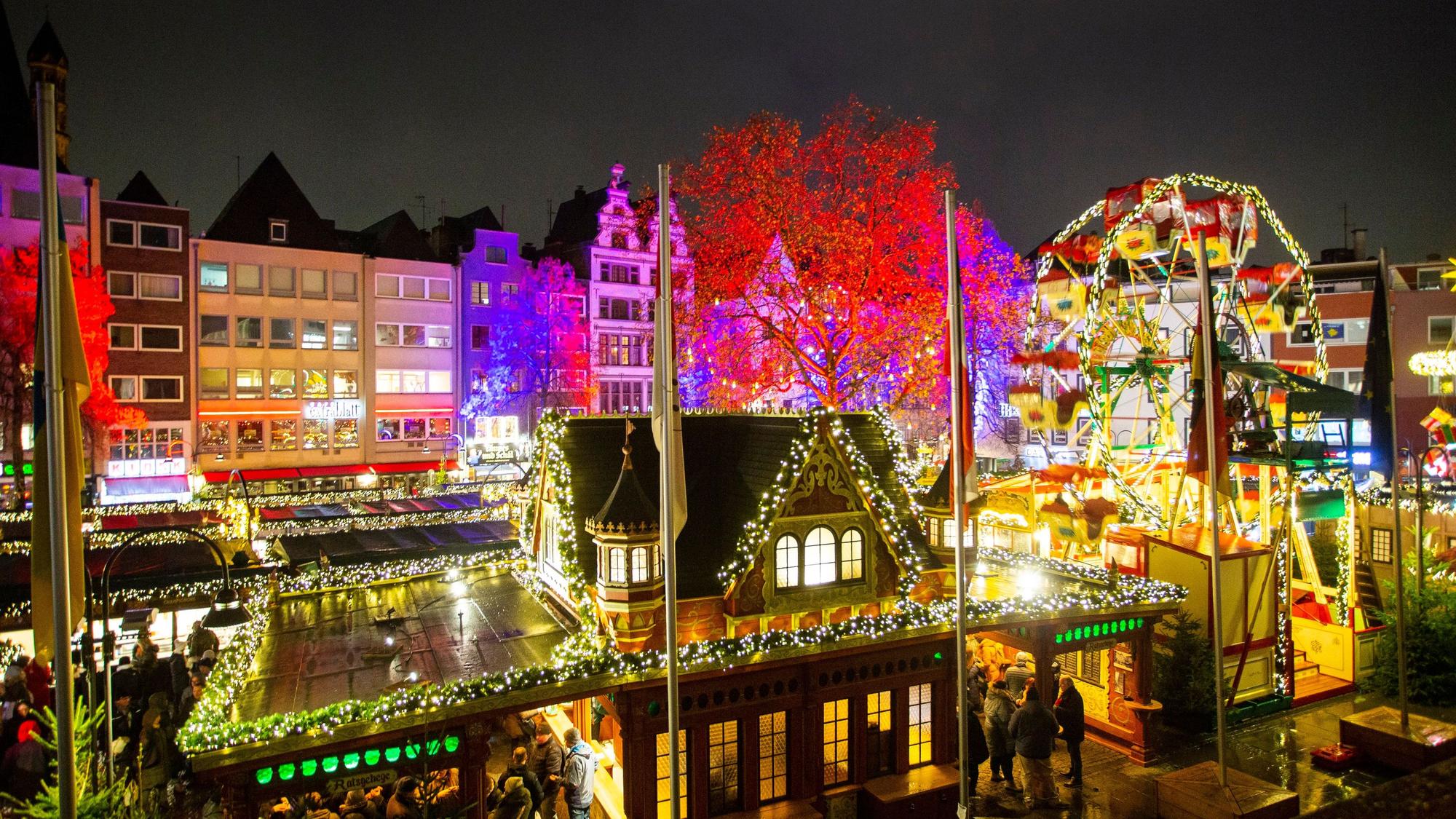 Auf dem Weihnachtsmarkt am Alter Markt erzeugen die Lichter der Büdchen in der Dunkelheit ein buntes Lichtermeer.