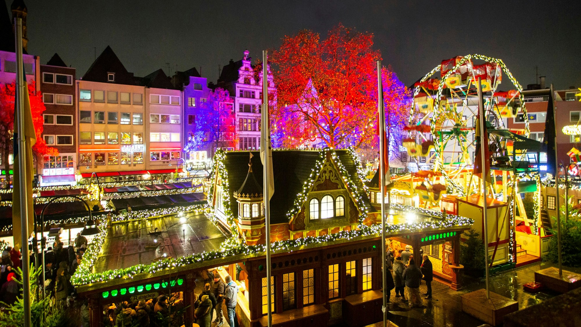Hell erleuchtete Buden und ein Riesenrad für Kinder steht auf dem Alter Markt