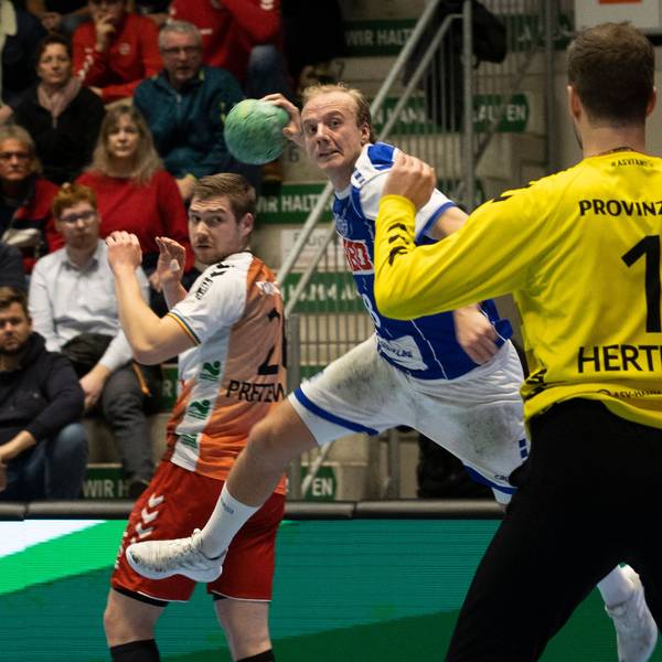 Hakon Styrmisson im Trikot des VfL Gummersbach holt im Sprung aus, um an Hamms Torwart Hertlein vorbeizuwerfen.