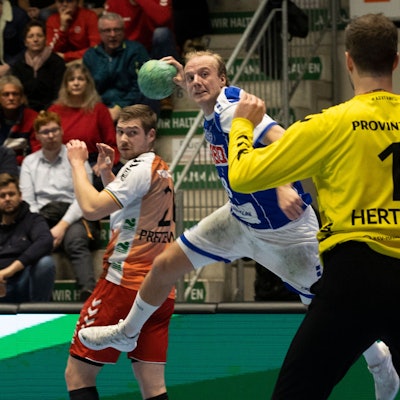 Hakon Styrmisson im Trikot des VfL Gummersbach holt im Sprung aus, um an Hamms Torwart Hertlein vorbeizuwerfen.