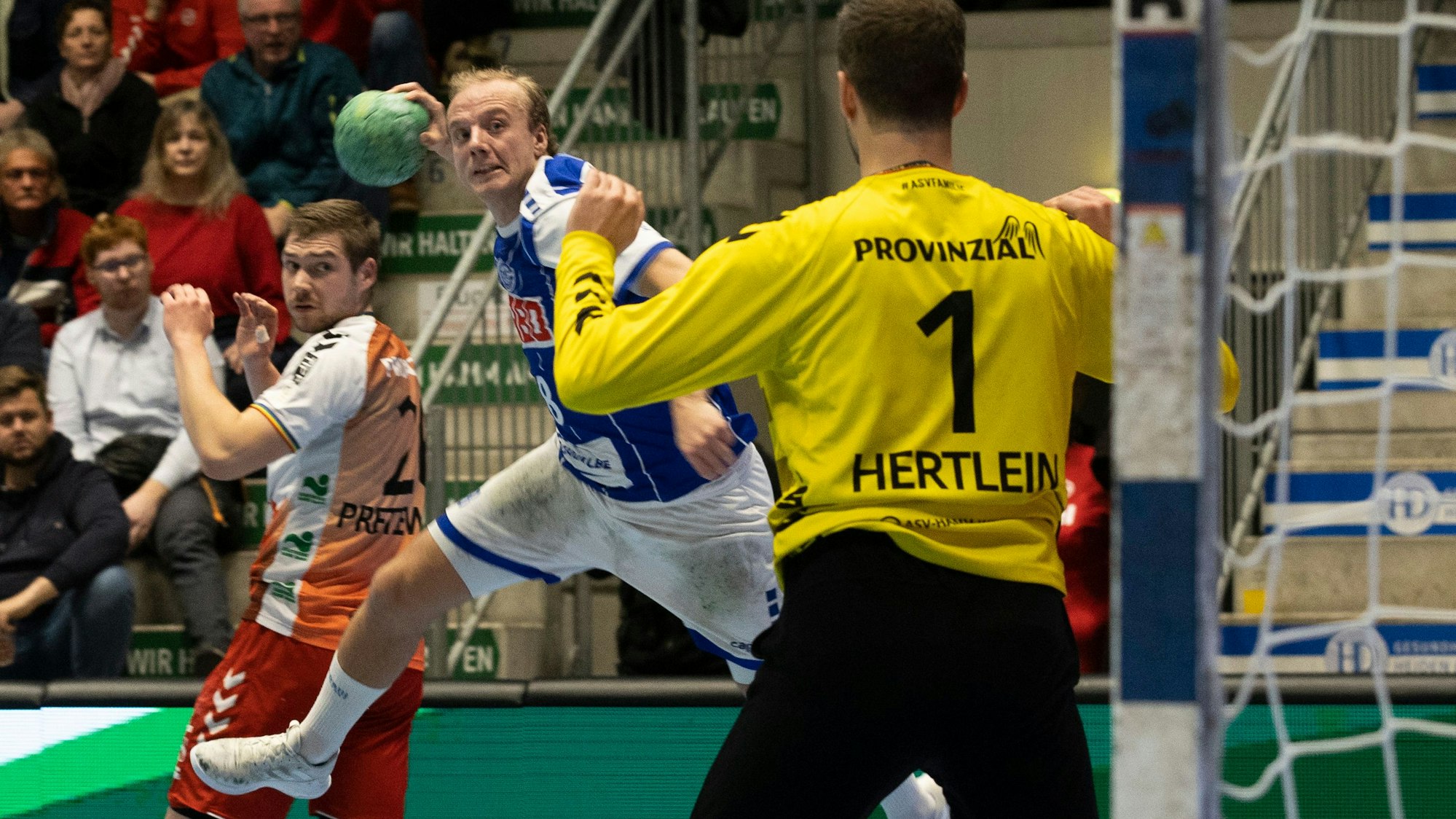 Hakon Styrmisson im Trikot des VfL Gummersbach holt im Sprung aus, um an Hamms Torwart Hertlein vorbeizuwerfen.