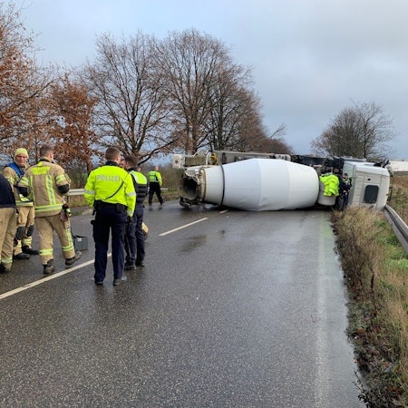 Ein Betonmischer liegt nach einem Unfall quer auf der L183 in Pulheim.