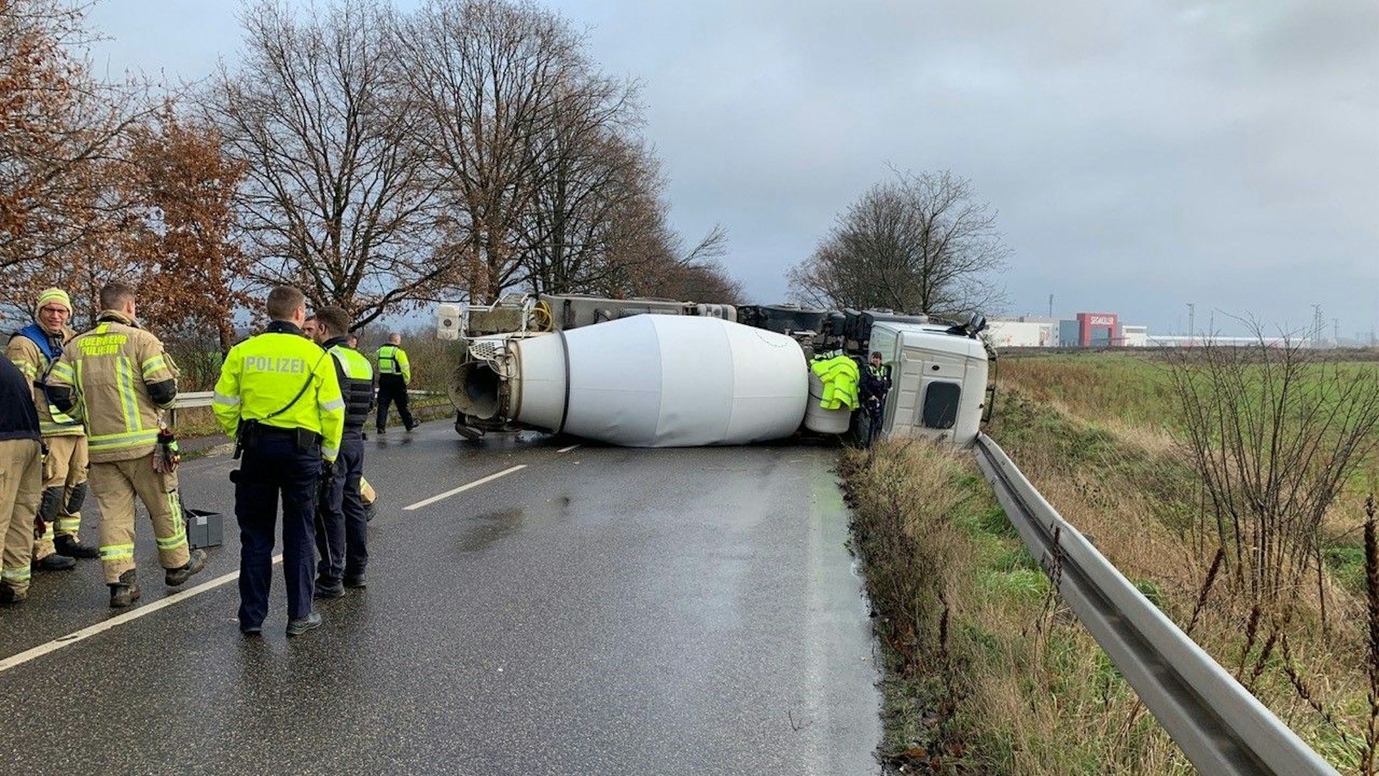 Ein Betonmischer liegt nach einem Unfall quer auf der L183 in Pulheim.