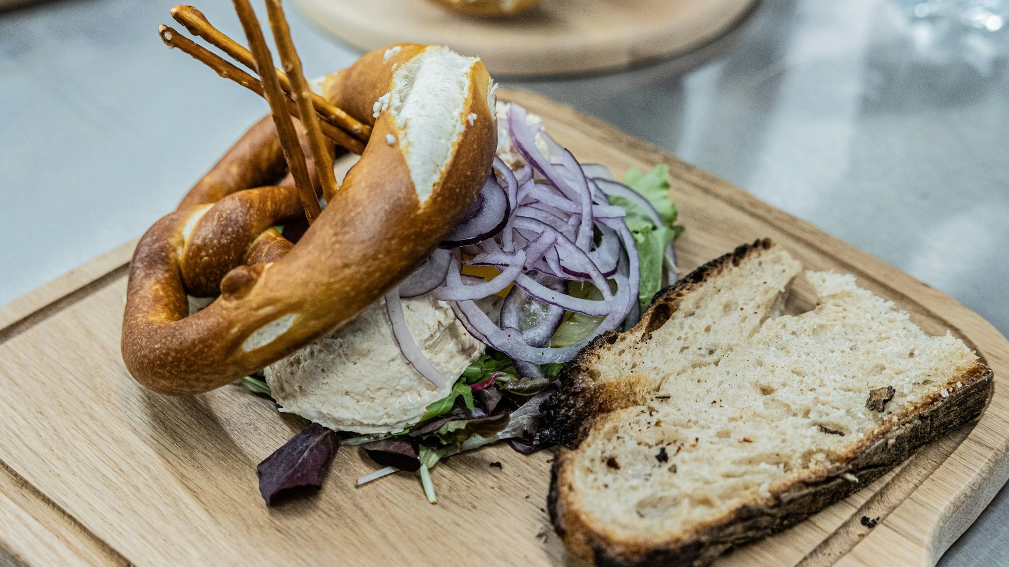 Eine belegte Brezel im Augustiner Brauhaus am Kölner Heumarkt.