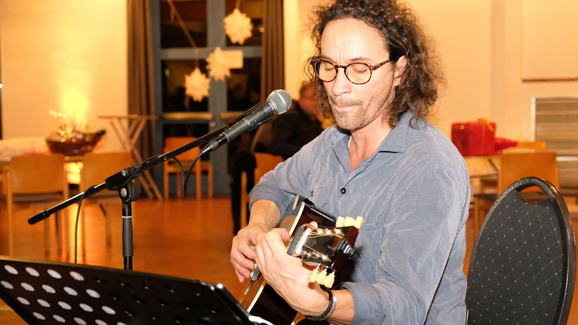 Stephan Brings spielt Gitarre.