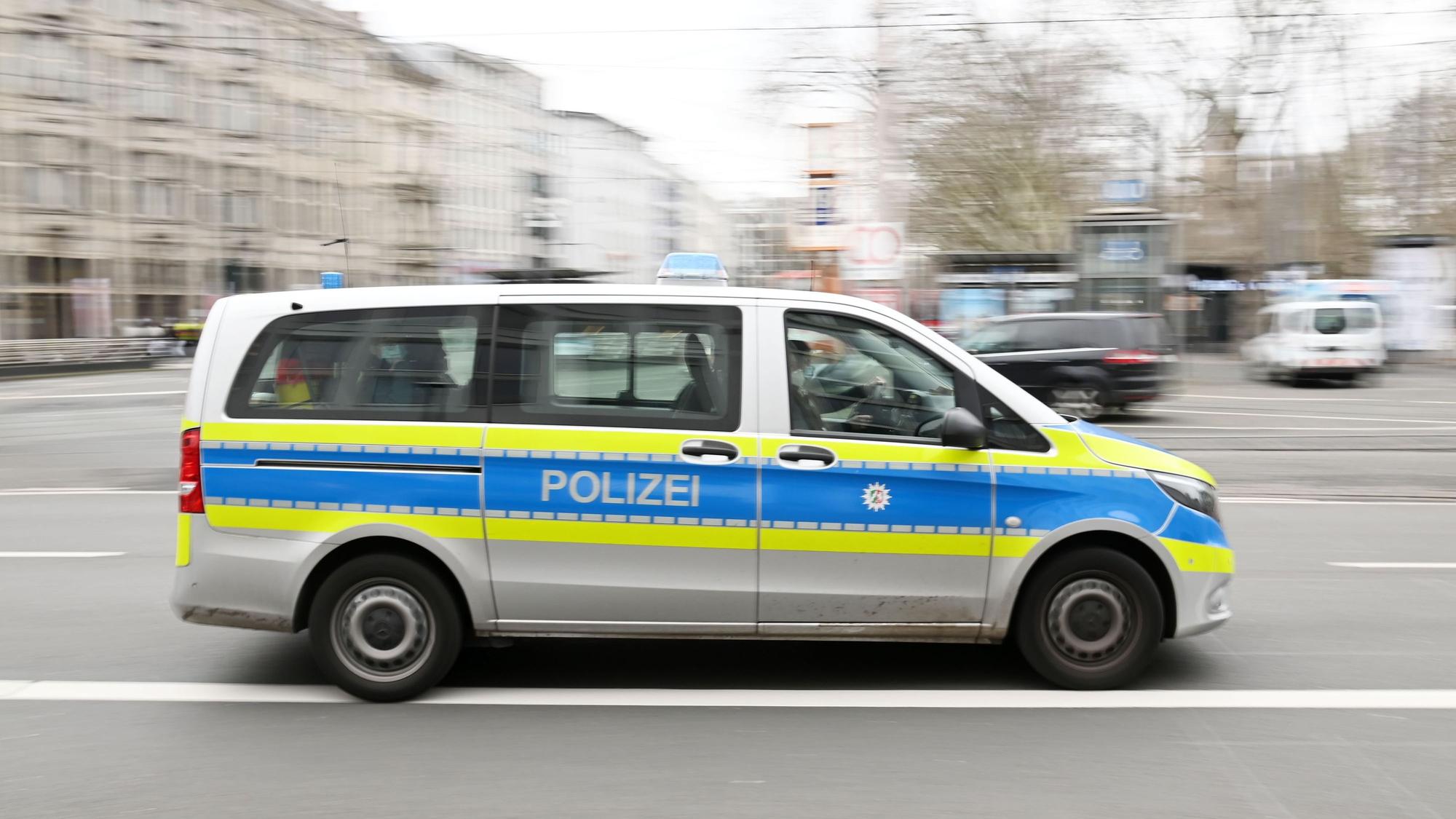 Ein Polizeiauto fährt über die Straße, der Hintergrund ist unscharf. (Symbolbild)