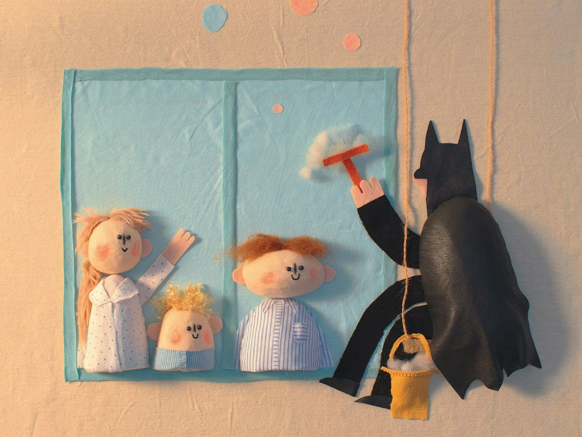 Ein Fensterputzer im Batman-Kostüm, Collage aus Stoff