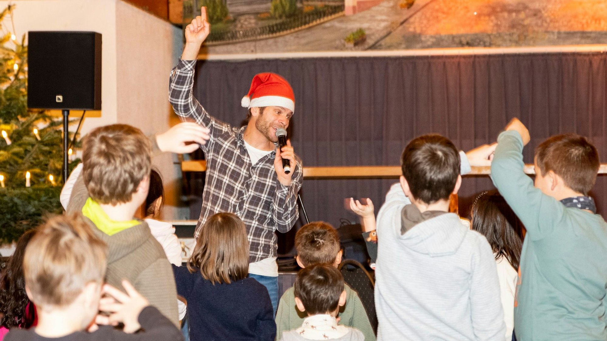 Uwe Reetz singt mit den Kindern.
