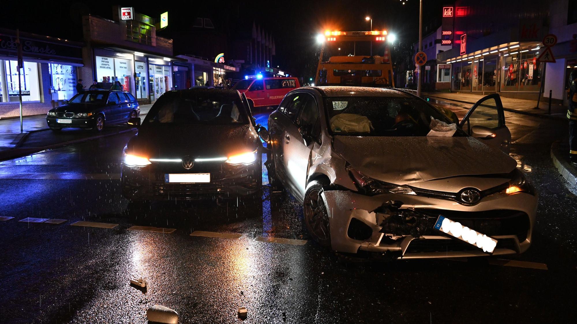 Die kaputten Fahrzeuge stehen nach dem Unfall auf der Dormagener Straße. Vor allem das rechte Auto ist vorne demoliert.