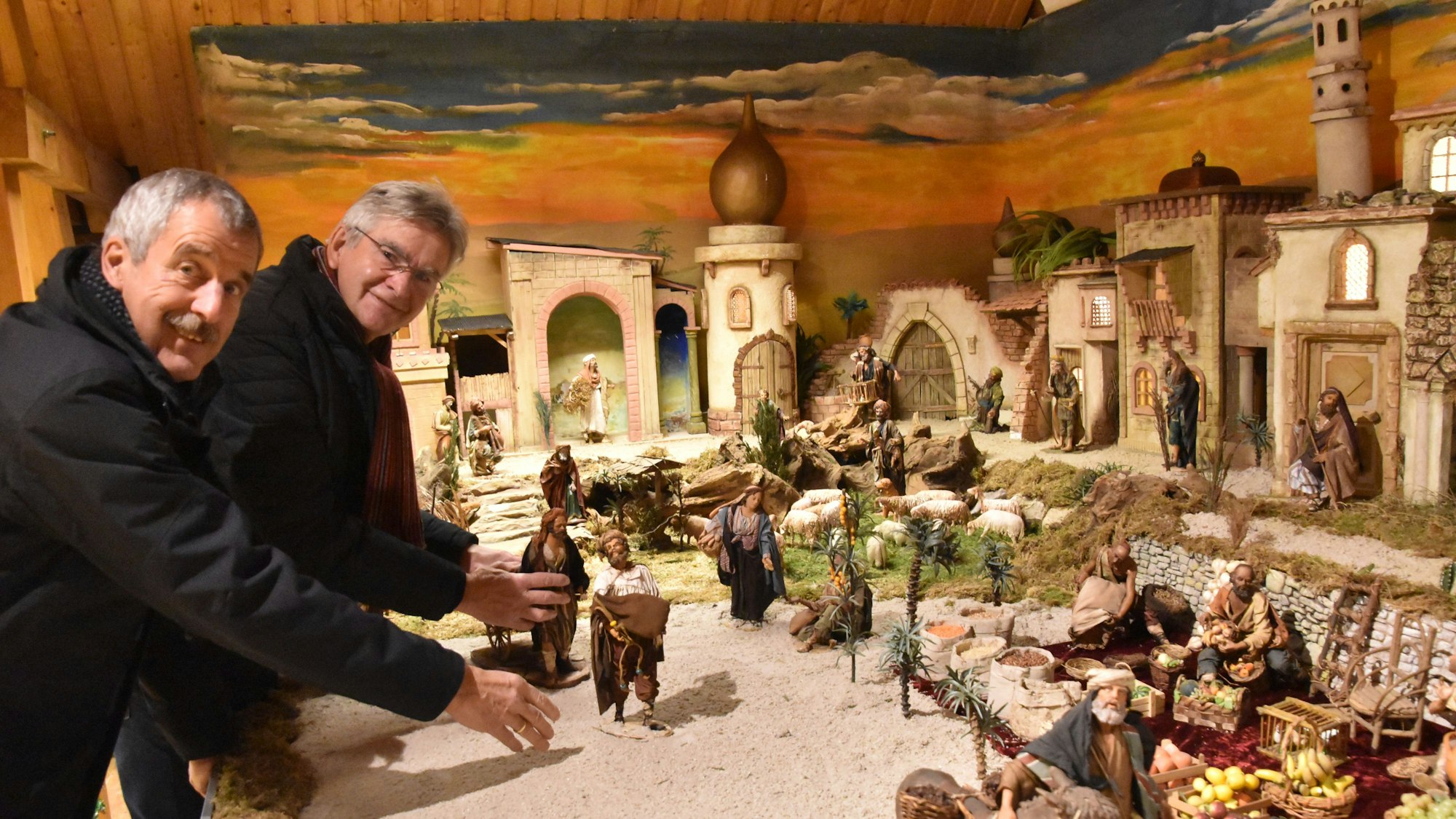 Die orientalische Krippe von Heinrich Schmitz haben Toni Fronczak und Karl-Heinz Diederichs im Dezember 2022 in Burg Overbach aufgebaut.
