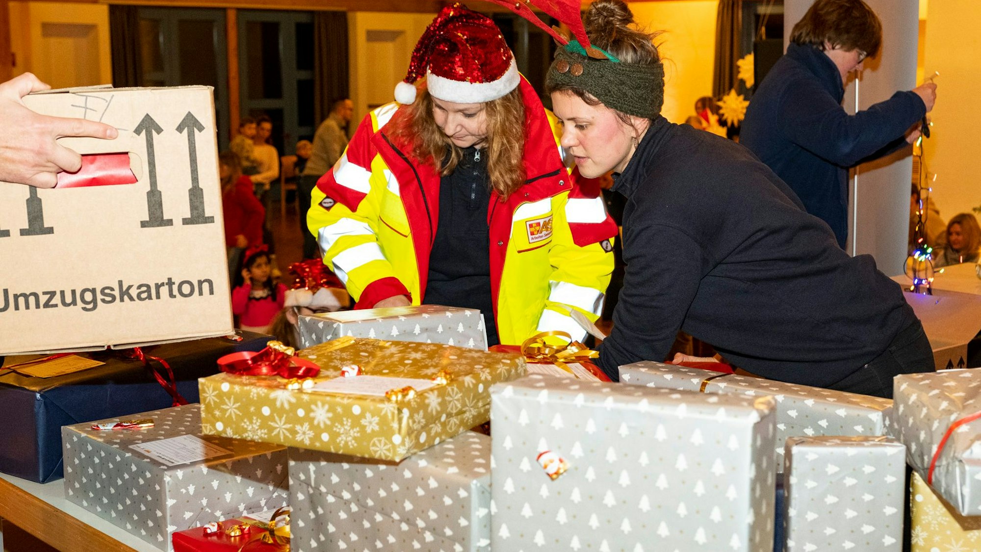 Zwei Frauen sortieren die Geschenke.