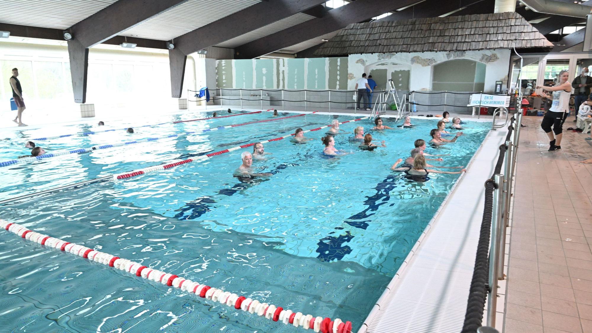Schwimmer für das Therapieschwimmen machen Übungen im Kürtener Hallenbad.
