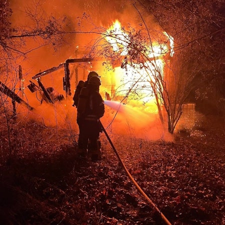 Die Feuerwehr löscht das Feuer in Bedburg-Kirchherten.